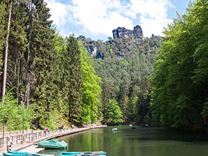 Amselsee mit Lokomotive im Hintergrund - Sächsische Schweiz